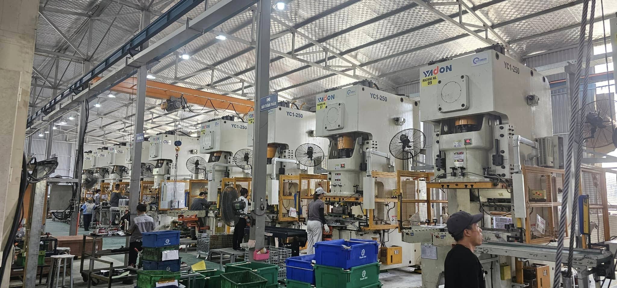 Vận hành máy dập ở một nhà máy gia công phụ trợ