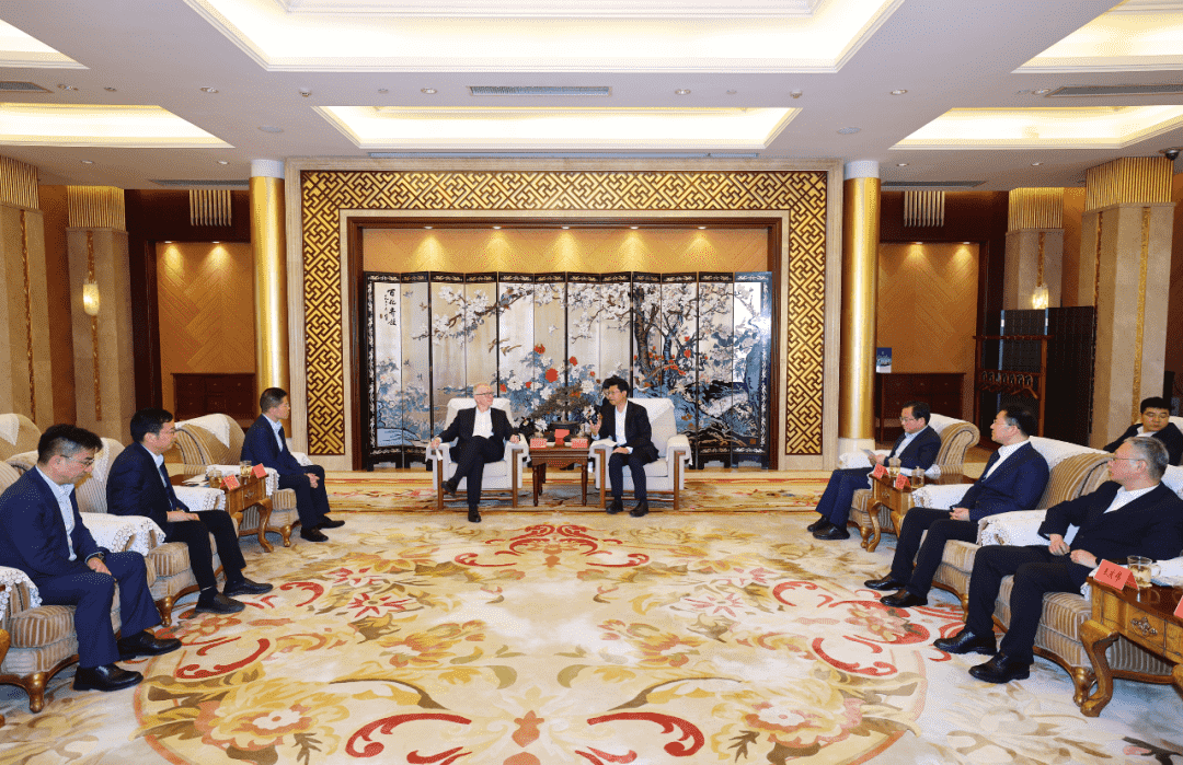 Đại diện của máy dập Yadon, tập đoàn Schuler tới làm khách tại Văn phòng thành ủy Dương Châu
